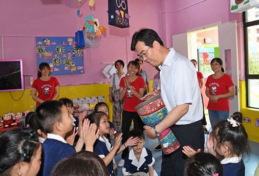 省委副书记、市委书记李炳军走访江西财大赣州总裁班学员企业旗下幼儿园618.jpg